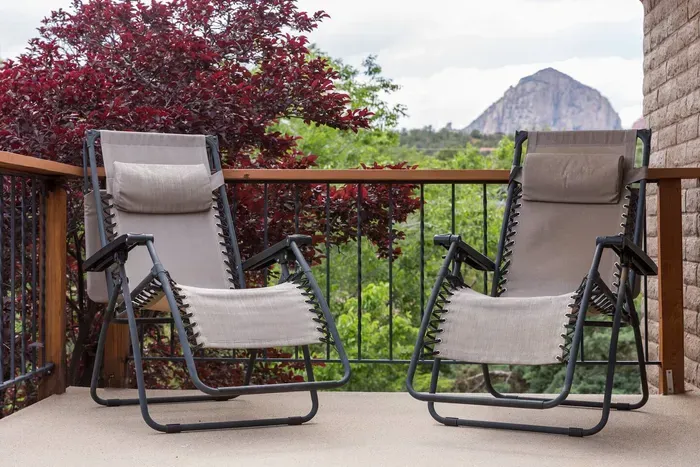 Sunset Balcony Glow – Unwind with Sedona’s iconic Red Rock views from your private balcony.