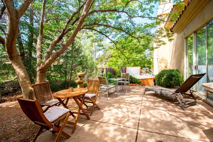 Large outdoor courtyard sitting area with wifi + hot tub