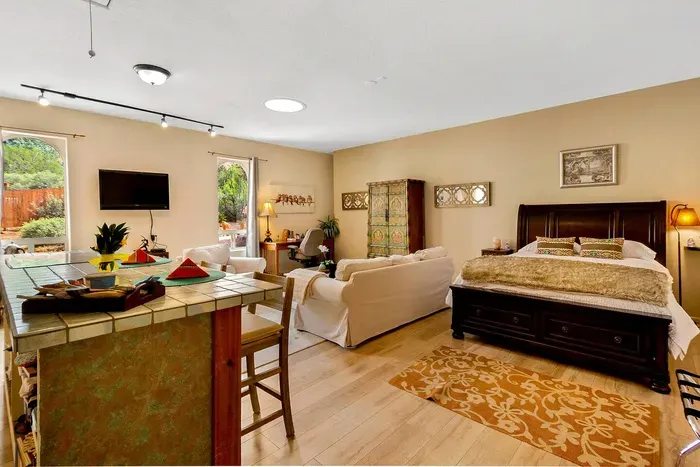 Main living area with mounted TV - cable & Netflix