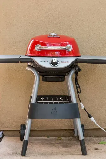 Electric outdoor grill