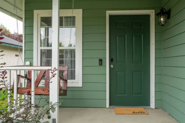 Easy to find entrance with electronic lock