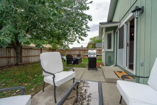 Central Hayden Hub: Fire Pit & DreamCloud Comfort