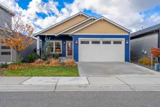 Gated City Retreat: Walk to Riverstone & Trails