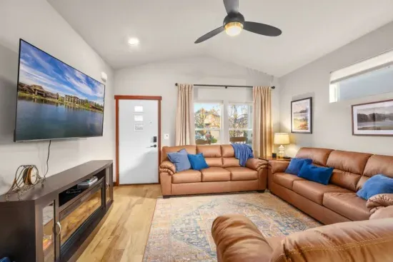Gated City Retreat: Walk to Riverstone & Trails
