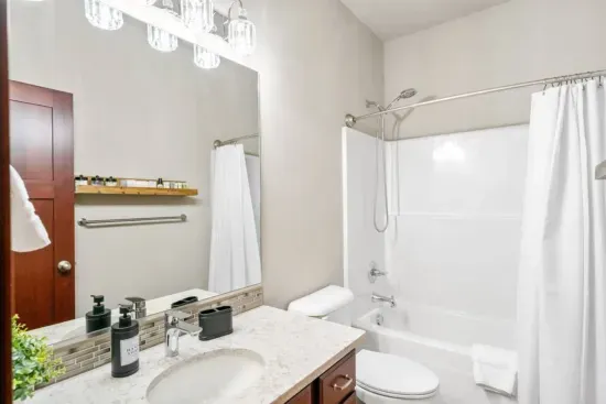 Gated City Retreat: Walk to Riverstone & Trails