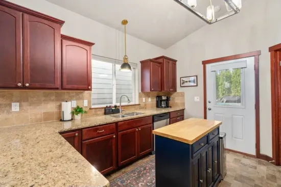 Gated City Retreat: Walk to Riverstone & Trails