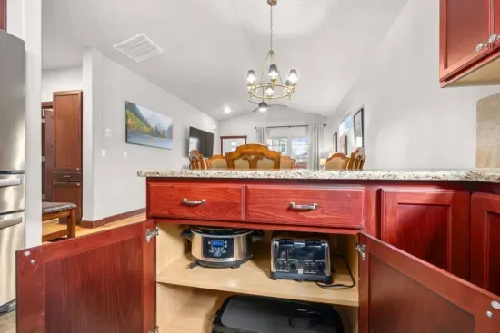 Gated City Retreat: Walk to Riverstone & Trails