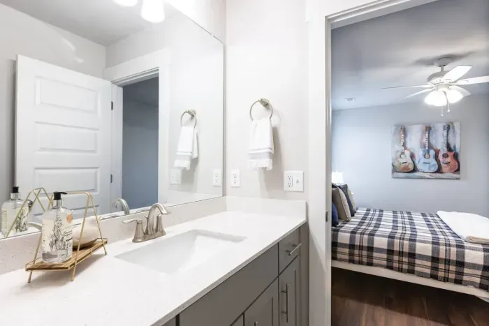 Queen Bed I Jack and Jill Bathroom