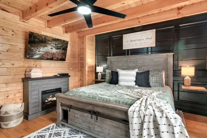 King Size Bed I Electric Fireplace I Flat Screen TV I Private en-suite bathroom