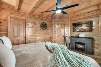 King Size Bed I Electric Fireplace I Flat Screen TV I Private en-suite bathroom