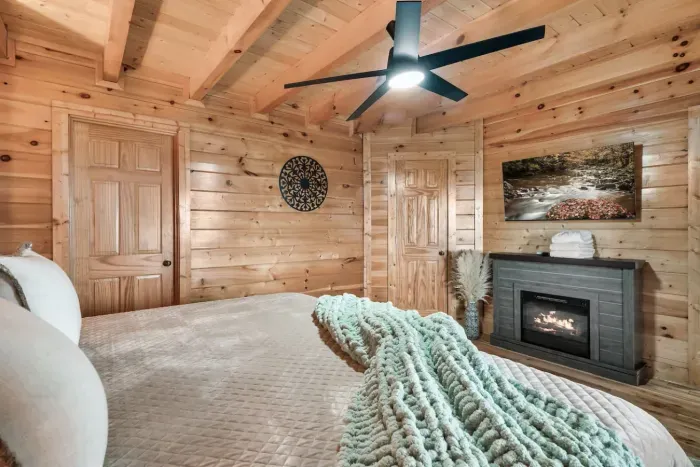 King Size Bed I Electric Fireplace I Flat Screen TV I Private en-suite bathroom