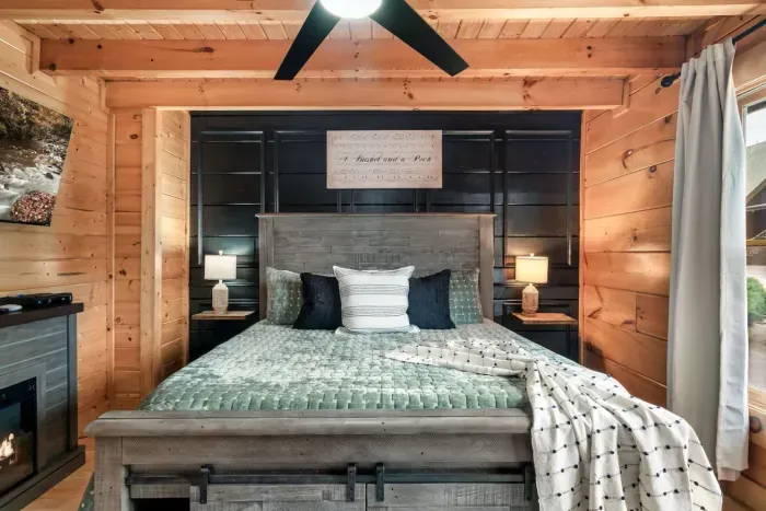 King Size Bed I Electric Fireplace I Flat Screen TV I Private en-suite bathroom