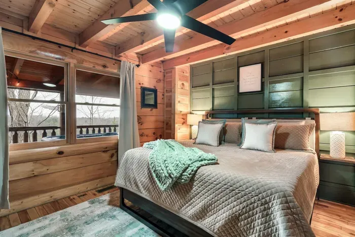 King Size Bed I Electric Fireplace I Flat Screen TV I Private en-suite bathroom