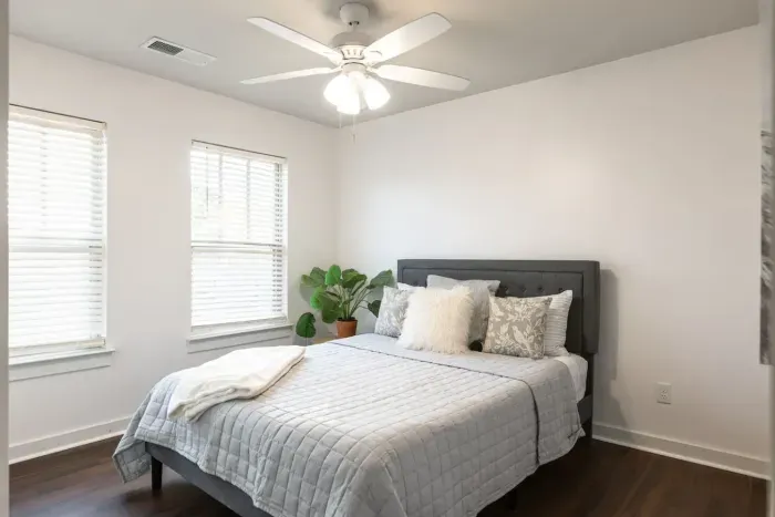 Queen Size Bed I Jack and Jill Bathroom