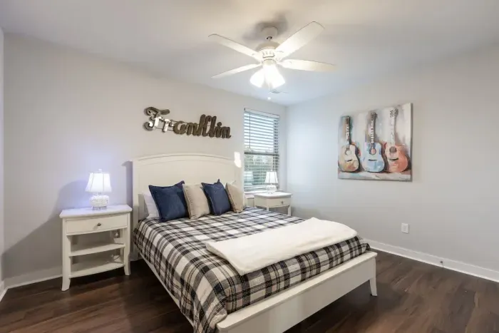 Queen Bed I Jack and Jill Bathroom