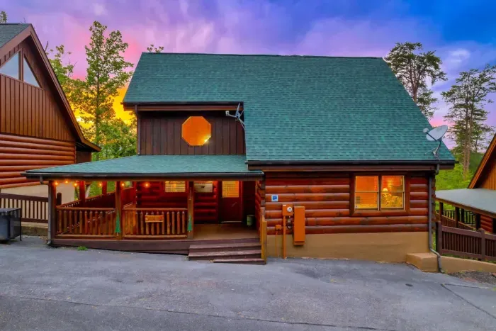 Parking steps away from entrance I Room for 2 SUV sized vehicles.