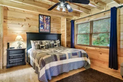 King Sized Bed I Private En-Suite Bathroom.