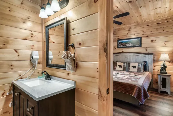 King Size Bed I Private En-Suite Bathroom I Flat screen TV