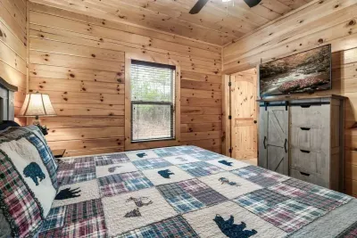 King Size Bed I Private En-Suite Bathroom I Flat screen TV