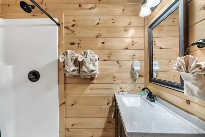 Full en-suite bathroom