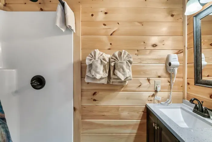 Full bathroom off the bedroom