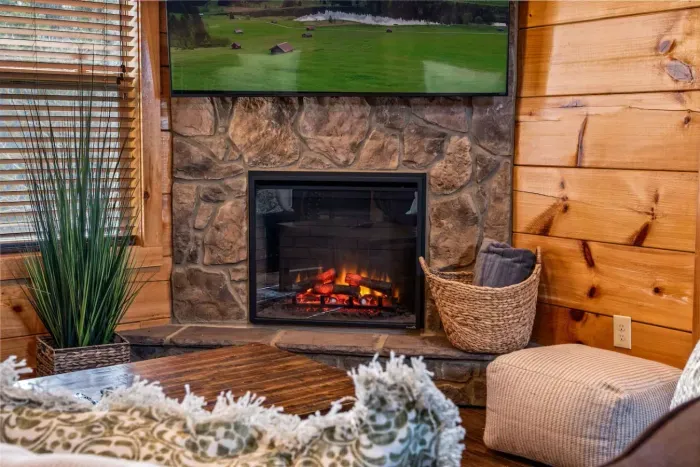 Cozy Family Room I Gas fireplace I Flat screen TV