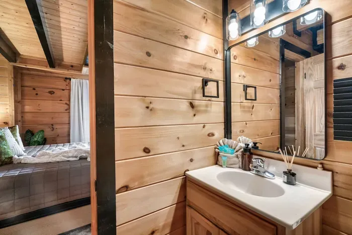 Private en-suite bathroom in each bedroom