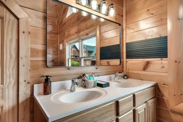 Private en-suite bathroom in each bedroom