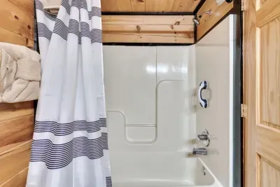 Private en-suite bathroom in each bedroom