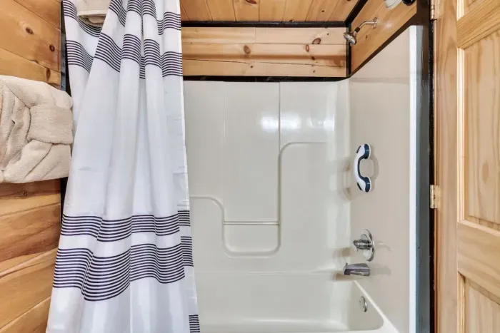 Private en-suite bathroom in each bedroom