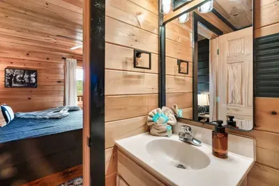 Private en-suite bathroom in each bedroom