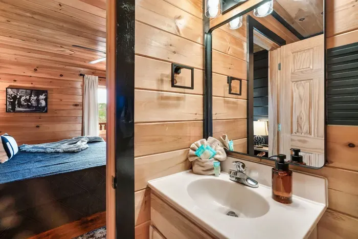 Private en-suite bathroom in each bedroom