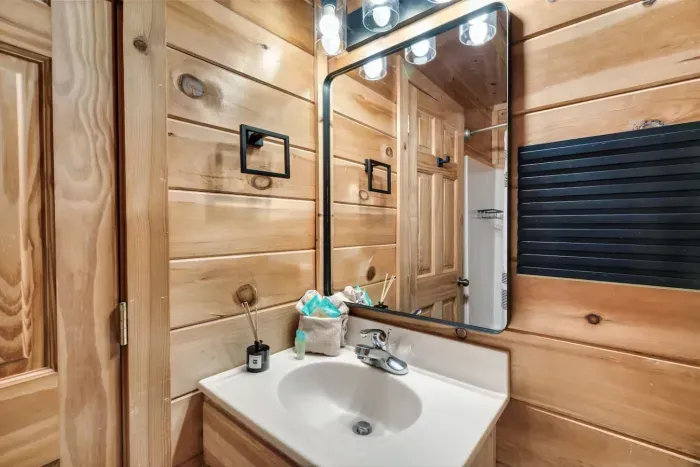 Private en-suite bathroom in each bedroom