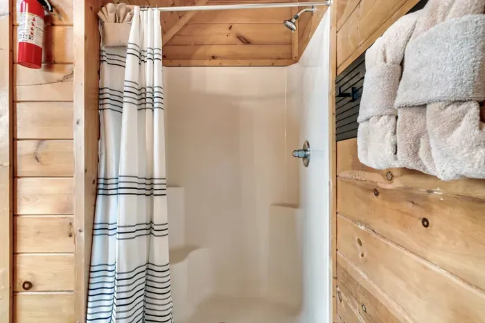 Private en-suite bathroom in each bedroom