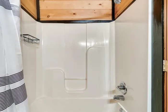 Private en-suite bathroom in each bedroom