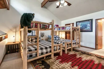 Upstairs bedroom that overlooks the family room. 
2 Queen beds and 2 Twin beds.
Private full bathroom with tub and shower. 
Tall dresser and closet available for guests.