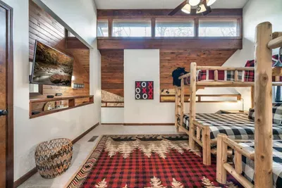 Upstairs bedroom that overlooks the family room. 
2 Queen beds and 2 Twin beds.
Private full bathroom with tub and shower. 
Tall dresser and closet available for guests.