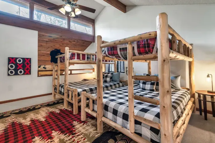 Upstairs bedroom that overlooks the family room. 
2 Queen beds and 2 Twin beds.
Private full bathroom with tub and shower. 
Tall dresser and closet available for guests.