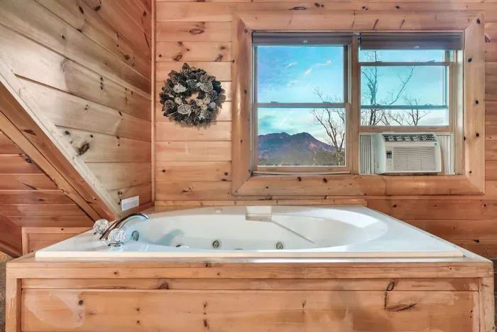 Jacuzzi overlooks the mountains