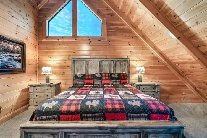 King bed I Private En-Suite Jacuzzi I Fireplace I Private En-Suite Bathroom