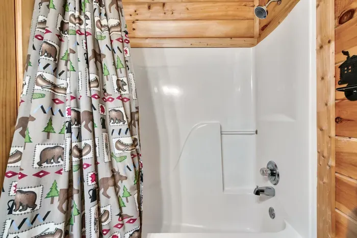 Full bathroom in each room