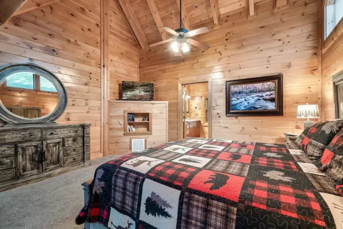 King bed I Private En-Suite Jacuzzi I Fireplace I Private En-Suite Bathroom