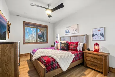 To enhance the mountain vibe, the room is decorated with artwork depicting snow-capped peaks, ski trails, and winter landscapes.