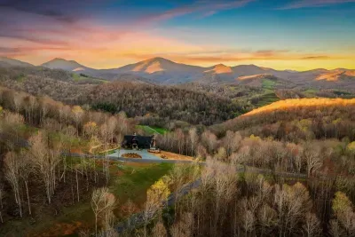 The best thing about Poplar Peaks is the seclusion in the mountains, while also being 10 minutes from downtown Boone.