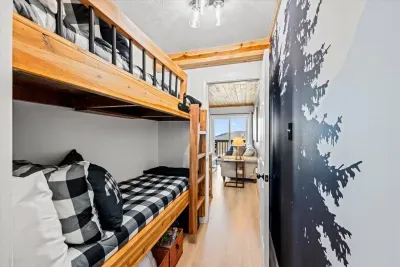 Unique built-in bunk beds!