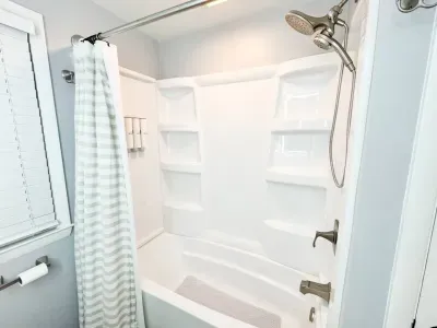 Tub/shower combo with detachable shower wand.