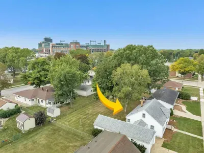 Lambeau Lookout is 3 blocks from Lambeau Stadium.  An easy walk to the stadium, the practice field, and The Resch Center.