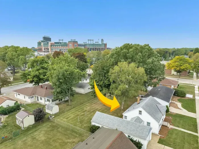 Lambeau Lookout is 3 blocks from Lambeau Stadium.  An easy walk to the stadium, the practice field, and The Resch Center.