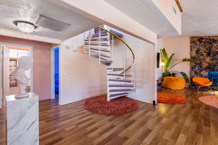 Vibrant orange tones, plush rugs and soft textiles envelope the living space and bring the warmth of the desert inside.