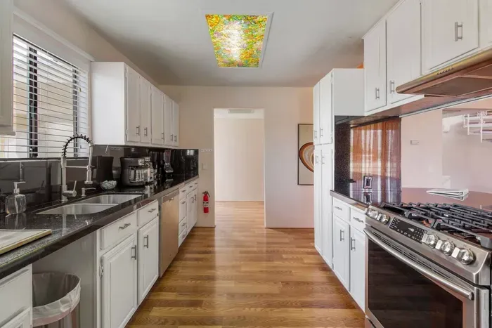 Slammin' kitchen full-equipped with all of your travel necessities.